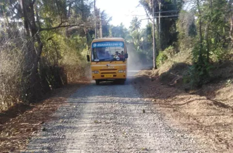 ரோட்டில் ஜல்லி கற்களை கொட்டி கிடப்பதால் பொதுமக்கள் அவதி