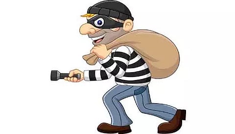 துணிக்கடையின் மேற்கூரையை உடைத்து திருட்டு