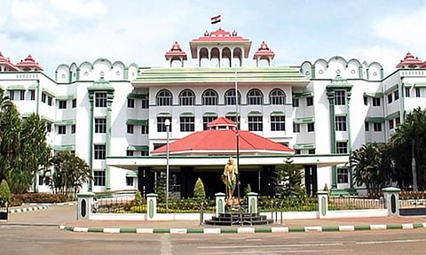 ஜெயலலிதா மரணம் தொடர்பான விசாரணை அறிக்கையில் முன்னாள் அமைச்சர் விஜயபாஸ்கர் பெயரை பயன்படுத்த தடை