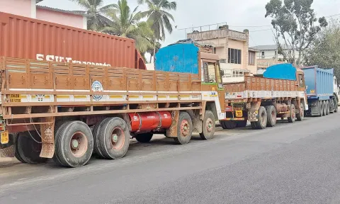 களியக்காவிளை, மார்த்தாண்டம் பகுதிகளில் கேரளாவுக்கு அதிக பாரம் ஏற்றிச் சென்ற 11 வாகனங்கள் பறிமுதல் - போலீசார் அதிரடி நடவடிக்கை