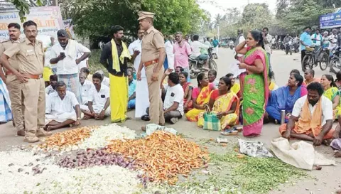 ஆலங்குடி அருகே கோவிலுக்கு பால்குடம் எடுப்பதில் இருதரப்பினர் மோதல்: காய்கறிகளை சாலையில் கொட்டி திடீர் மறியல்