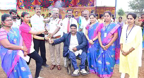 விளையாட்டு போட்டியில் வெற்றி பெற்ற மாணவிகளுக்கு பரிசு