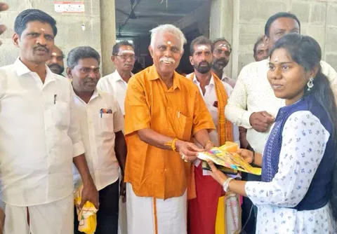 யாகத்தில் கலந்து கொண்ட மாணவிகளுக்கு கல்வி உபகரணங்கள் வழங்கிய காட்சி.