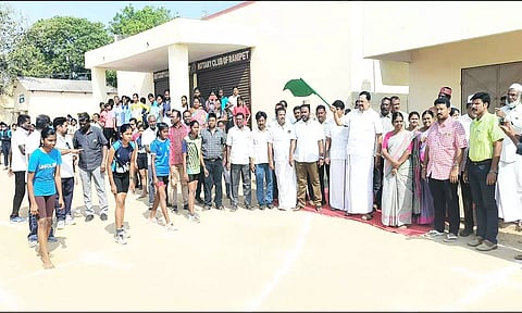 ராணிப்பேட்டை அரசு மேல்நிலைப்பள்ளியில் மாவட்ட அளவிலான தடகள போட்டியினை அமைச்சர் காந்தி கொடியசைத்து தொடங்கிவைத்த போது எடுத்த படம். அருகில் கலெக்டர் வளர்மதி, மாவட்ட முதன்மை கல்வி அலுவலர் உஷா மற்றும் பலர் உள்ளனர்.