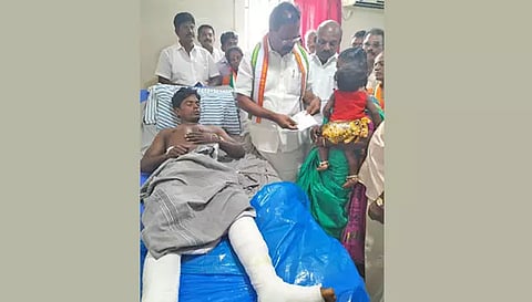 மரத்தில் இருந்து தவறி விழுந்த தொழிலாளிக்கு ரூபி மனோகரன் எம்.எல்.ஏ. நிதி உதவி வழங்கிய காட்சி.