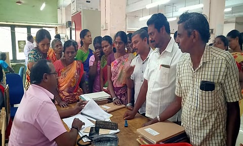 பொதுமக்களிடம் துணை தாசில்தார் கிருஷ்ணா பேச்சுவார்த்தை நடத்திய காட்சி.