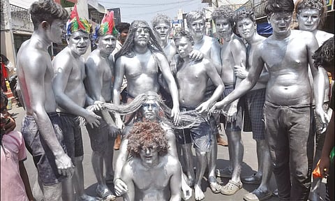 அலுமினியம் பெயிண்ட் பூசிக்கொண்டு வந்த பக்தர்கள்.