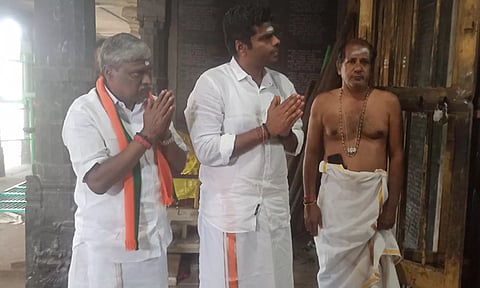 மயிலம் முருகன் கோவிலில் அண்ணாமலை சாமி தரிசனம் செய்த காட்சி.