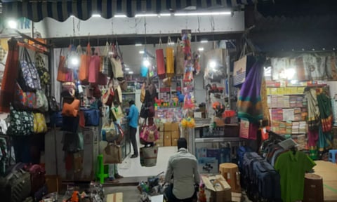 கொள்ளை போன&nbsp;பேன்சி கடை.