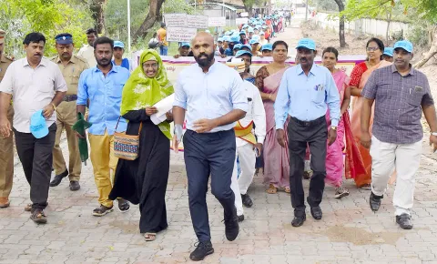 விழிப்புணர்வு பேரணியில் பங்கேற்ற மாவட்ட கலெக்டர் ஜானிடாம் வர்கீஸ் மற்றும் அதிகாரிகள்.
