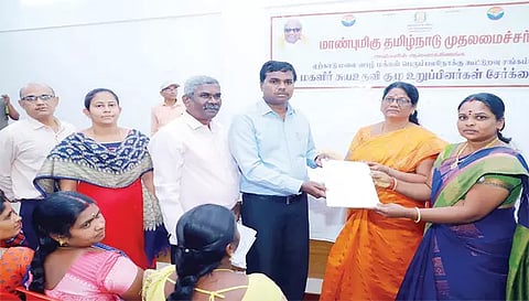 புதிய உறுப்பினர் சேர்க்கையை சேலம் மண்டல கூட்டுறவு சங்கங்களின்  இணைப்பதிவாளர் ரவிக்குமார் தொடங்கிவைத்த காட்சி.