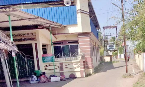 இடையூறாக உள்ள மின்கம்பம்.