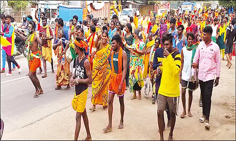 அலகு குத்தி பக்தர்கள் பாதயாத்திரையாக வந்தபோது எடுத்த படம்.