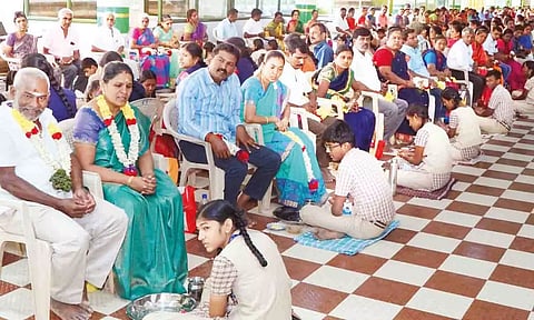 பெற்றோருக்கு பாத பூஜை செய்த மாணவர்களை படத்தில் காணலாம்.