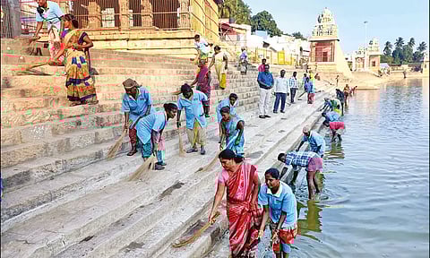 மகாமக குளத்தை மாநகராட்சி ஊழியர்கள் சுத்தம் செய்தபோது எடுத்தபடம்.