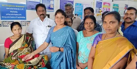 ராஜபாளையம் அரசு ஆஸ்பத்திரியில் பிறந்த ஒரு குழந்தைக்கு தங்கபாண்டியன் எம்.எல்.ஏ., நகர்மன்றத்தலைவர் பவித்ரா ஷியாம் ராஜா ஆகியோர் தங்கமோதிரம் வழங்கியபோது எடுத்த படம்.&nbsp;&nbsp;