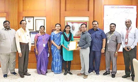 பரிசு பெற்ற மாணவியை ஸ்காட் கல்வி குழும நிறுவனர் எஸ்.  கிளிட்டஸ் பாபு பாராட்டினார்.