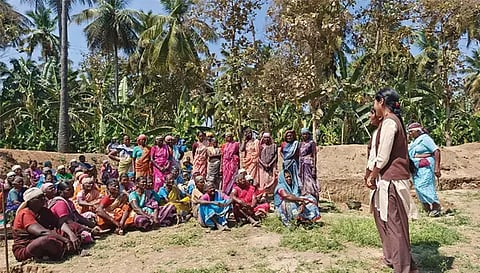 பெண்களுடன் மாணவிகள் உரையாடிய காட்சி.
