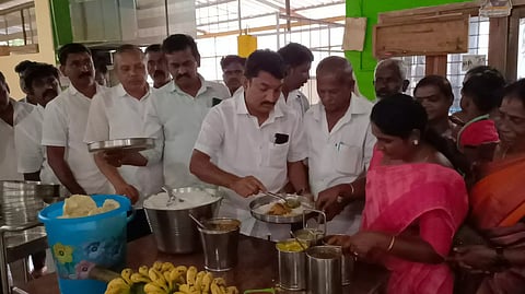 ஊட்டியில் மாணவர்களுக்கு மதிய உணவு