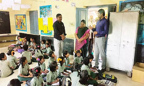 பள்ளி வகுப்பறையில் கலெக்டர் ஆய்வு செய்த காட்சி.