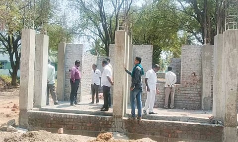 கெங்கநல்லூர் ஊராட்சியில் நடந்து வரும் பள்ளி கட்டிடங்கள் கட்டும் பணிகளை வேலூர் மாவட்ட ஊரக வளர்ச்சி துறை செயற்பொறியாளர் செந்தில்குமார் பார்வையிட்டார். உடன் பி.டி.ஓ. சுதாகரன், ஒன்றிய கவுன்சிலர் மகாலிங்கம், ஊராட்சி தலைவர் செந்தில்குமார்.