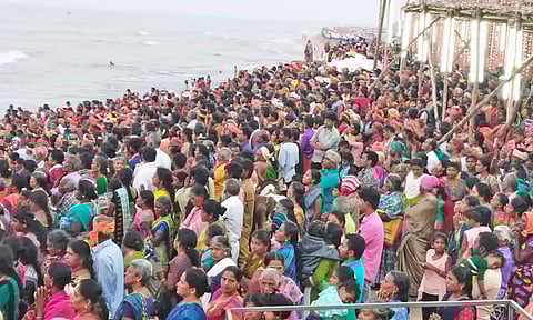  கடற்கரையில் திரண்டிருந்த பக்தர்கள் கூட்டத்தை படத்தில் காணலாம்.