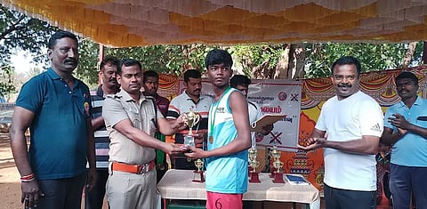 வெற்றி பெற்ற மாணவர்களுக்கு பரிசு வழங்கிய காட்சி.