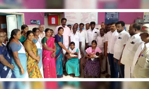 ஆலங்குளம் ஒன்றிய குழு தலைவர் திவ்யா மணிகண்டன் குழந்தைகளுக்கு மோதிரம் அணிவித்த காட்சி.
