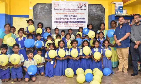 திருப்பூர் மக்கள் மருந்தகத்தின் சார்பில் அனைத்து மாணவர்களுக்கும்  கலர் பென்சில், வர்ண பலூன்கள் வழங்கப்பட்ட காட்சி.&nbsp;