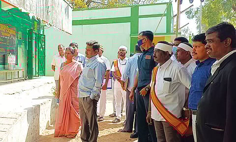 பெண்கள் மீதான பாலியல் வன்கொடுமை தொடர்பான வழக்கில் உயர்நீதிமன்ற நீதிபதி வேல்முருகன் தருமபுரி மாவட்டம் வாச்சாத்தி கிராமத்தில் இன்று நேரில் விசாரணை நடத்தியபோது எடுத்த படம்.