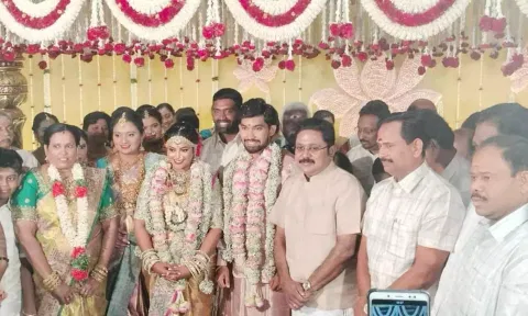 திருமண விழாவில் அ.ம.மு.க. பொதுச்செயலாளர் டி.டி.வி. தினகரன் கலந்து கொண்டபோது எடுத்த படம். அருகில் மணமக்களின் பெற்றோர் மற்றும் உறவினர்கள் உள்ளனர்.