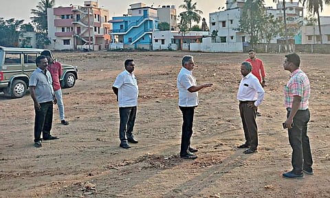 தற்காலிக பஸ் நிலையத்தை நகர்மன்ற தலைவர் முகமது யாசின் பார்வையிட்டார்.