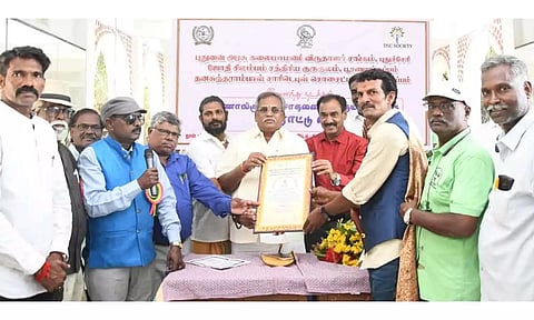 சாதனையாளர்களுக்கு சபாநாயகர் ஏம்பலம் செல்வம் விருது வழங்கிய காட்சி. அருகில் போலீஸ்துறை ஐ.ஜி. சந்திரன் உள்ளார்.