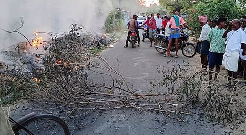 ரோட்டோரம் கிடந்த குப்பையில் தீ விபத்து