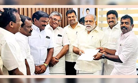 அமைச்சரிடம், மாவட்ட பஞ்சாயத்து தலைவர் வி.எஸ்.ஆர்.ஜெகதீஷ் மனு வழங்கிய போது எடுத்த படம்