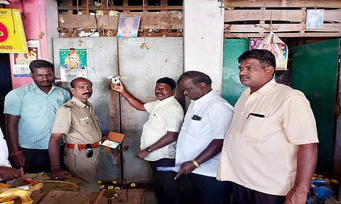 செங்கத்தில் வரி பாக்கி செலுத்தாத கடைகளுக்கு சீல்