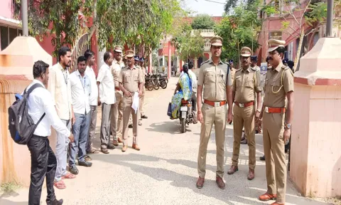 கடலூர் நீதிமன்றத்தில் போலீசார் துணை போலீஸ் சூப்பிரண்டு கரிகால் பாரிசங்கர் தலைமையில் போலீசார் பாதுகாப்புப் பணியில் ஈடுபட்டுள்ளனர்
