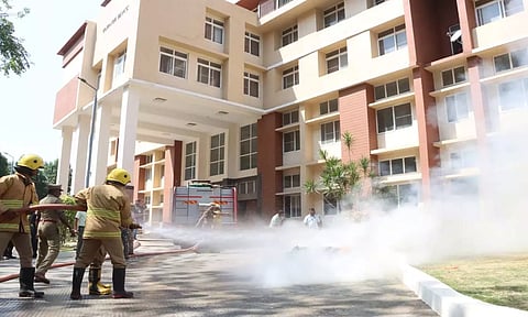 வி.ஐ.டி. பல்கலைக்கழகத்தில் பேரிடர் மீட்பு படையினர் ஒத்திகை நடத்திய காட்சி.