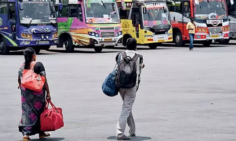 சென்னையில் தனியார் பஸ்களை இயக்குவதற்கு அனுமதிக்க முடிவு?- போக்குவரத்துக்கழகத் தொழிலாளர்கள் எதிர்ப்பு