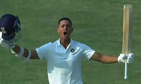 இரானி கோப்பை கிரிக்கெட்: முதல் வீரராக வரலாற்று சாதனை படைத்த யஷஸ்வி ஜெய்ஸ்வால்