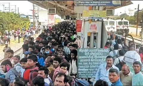 தாம்பரம் ரெயில் நிலையத்தில் திரண்ட தொழிலாளர்களை படத்தில் காணலாம்.