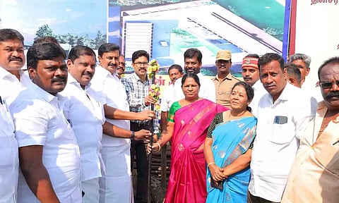 புதிய தினசரி மார்க்கெட் கட்டிடம் கட்டும் பணியை அமைச்சர்கள் தொடங்கி வைத்த காட்சி.&nbsp;