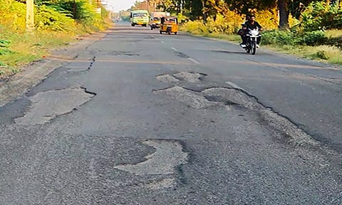 குண்டும், குழியுமான சாலைகளை படத்தில் காணலாம்.