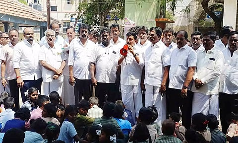 குறவன் சாதி சான்றிதழ் கேட்டு 7-வது நாளாக நூதன போராட்டம்