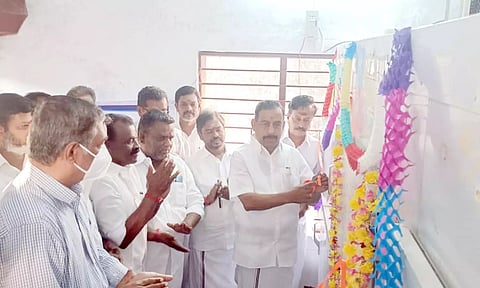 குளிர்சாதன பெட்டிகளை ஓ.எஸ்.மணியன் எம்.எல்.ஏ வழங்கினார்.