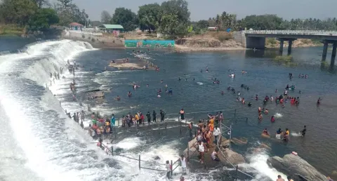 கொடிவேரி தடுப்பணையில் குவிந்த பொதுமக்கள்