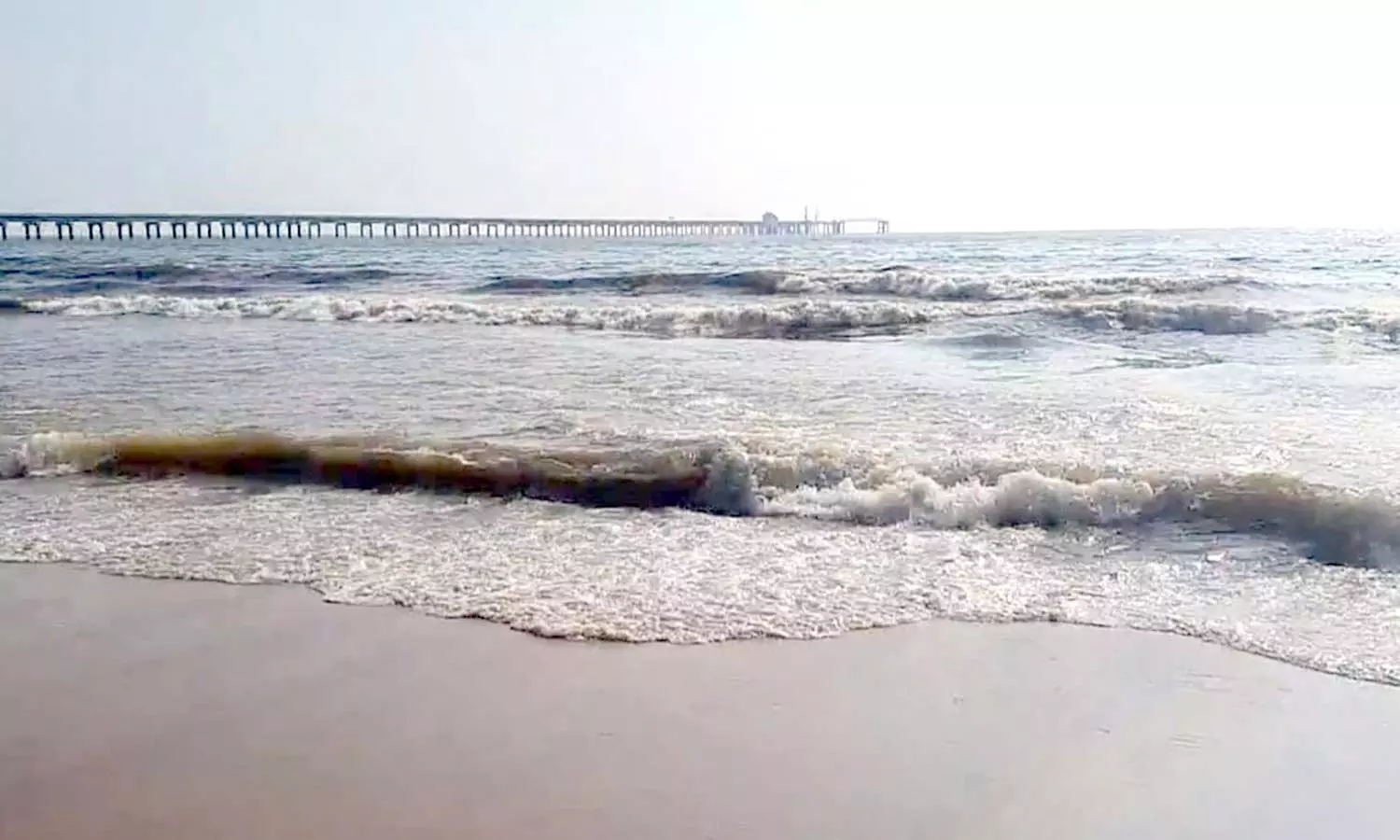 கடலில் படர்ந்துள்ள கச்சா எண்ணை.