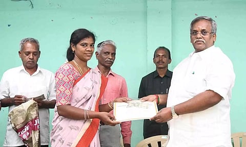 விளையாட்டு போட்டியில் வெற்றி பெற்ற பெண்களுக்கு சபாநாயகர் ஏம்பலம் செல்வம் பரிசு, சான்றிதழ் வழங்கினார்.