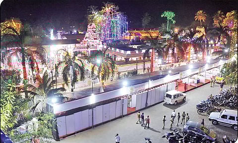 மின்னொளியில் ஜொலிக்கும் ஆற்றுக்கால் பகவதி அம்மன் கோவில்.