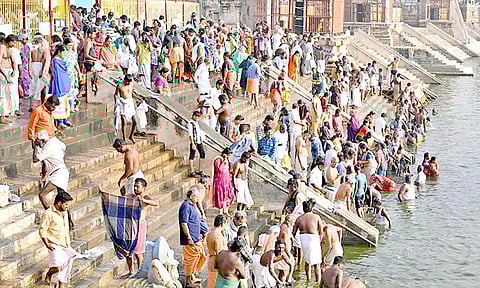 கும்பகோணம் மகாமக குளத்தில் பக்தர்கள் புனித நீராடிய காட்சி.